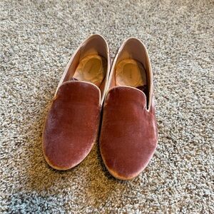 BIRDIES Rose Velvet Women’s Slip-On Loafers